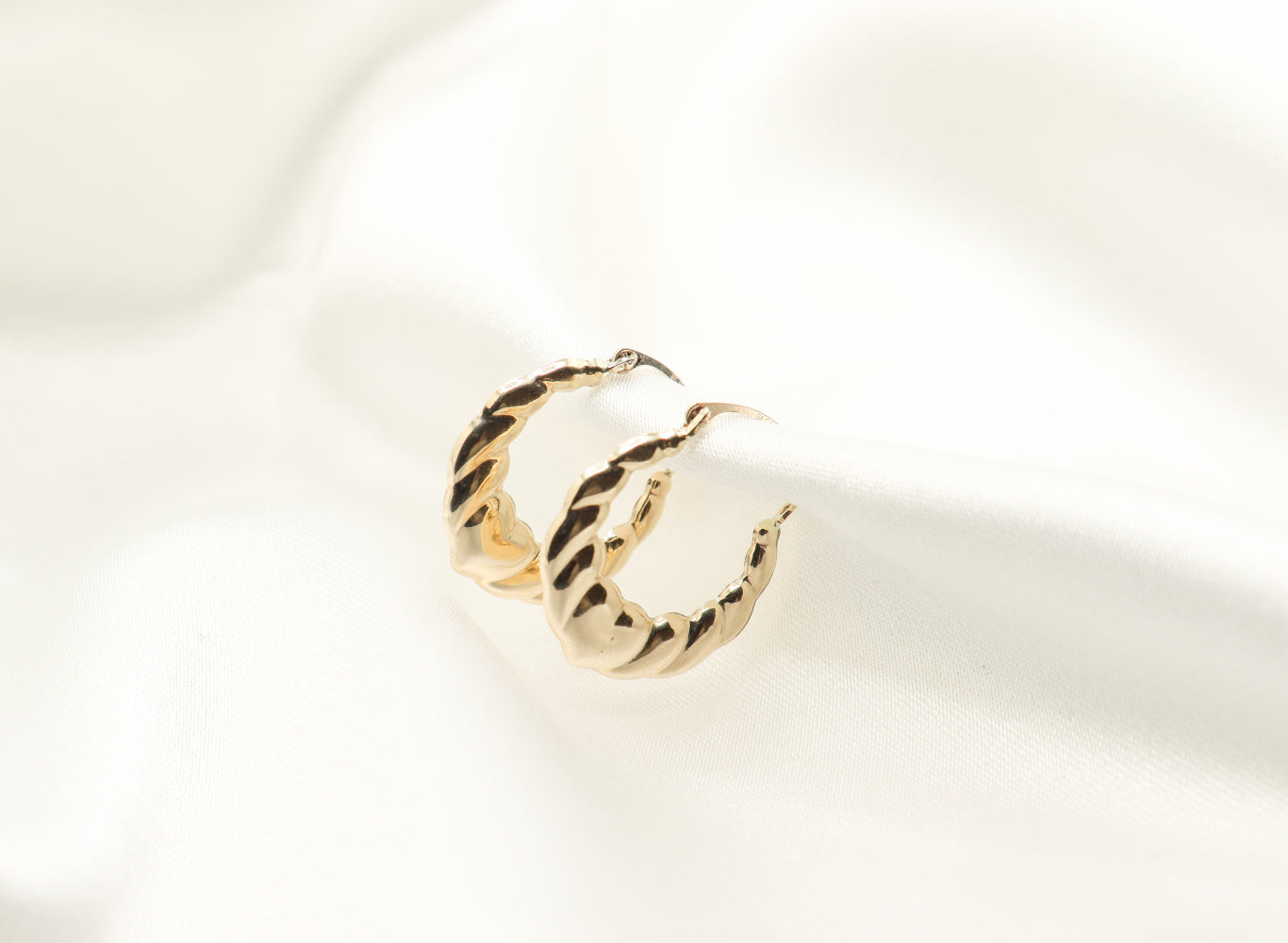 10K Gold Oval Heart Hoop Earrings